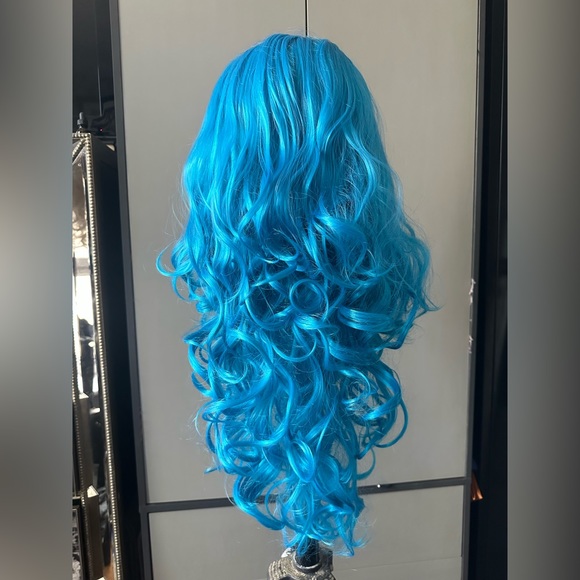 Brand new bright blue 26 inch synthetic lace front wig
Great for a drag queen - Picture 3 of 3
